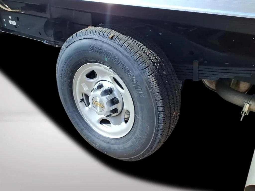 New 2025 Summit White Chevrolet 1WT image 7