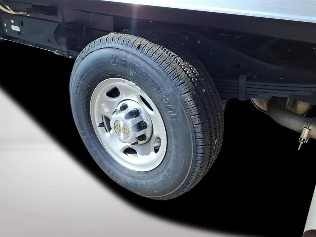 New 2025 Summit White Chevrolet 1WT image 7