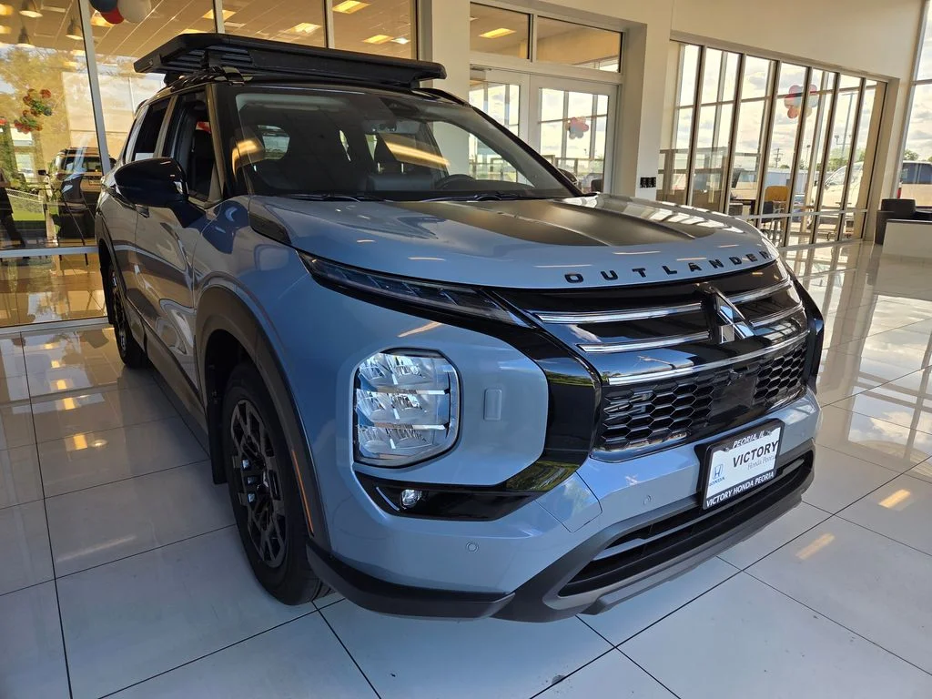 Used 2026 Moonstone Gray Metallic/Black Roof Mitsubishi LE image 3