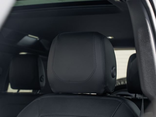 Used 2024  Land Rover SE image 19