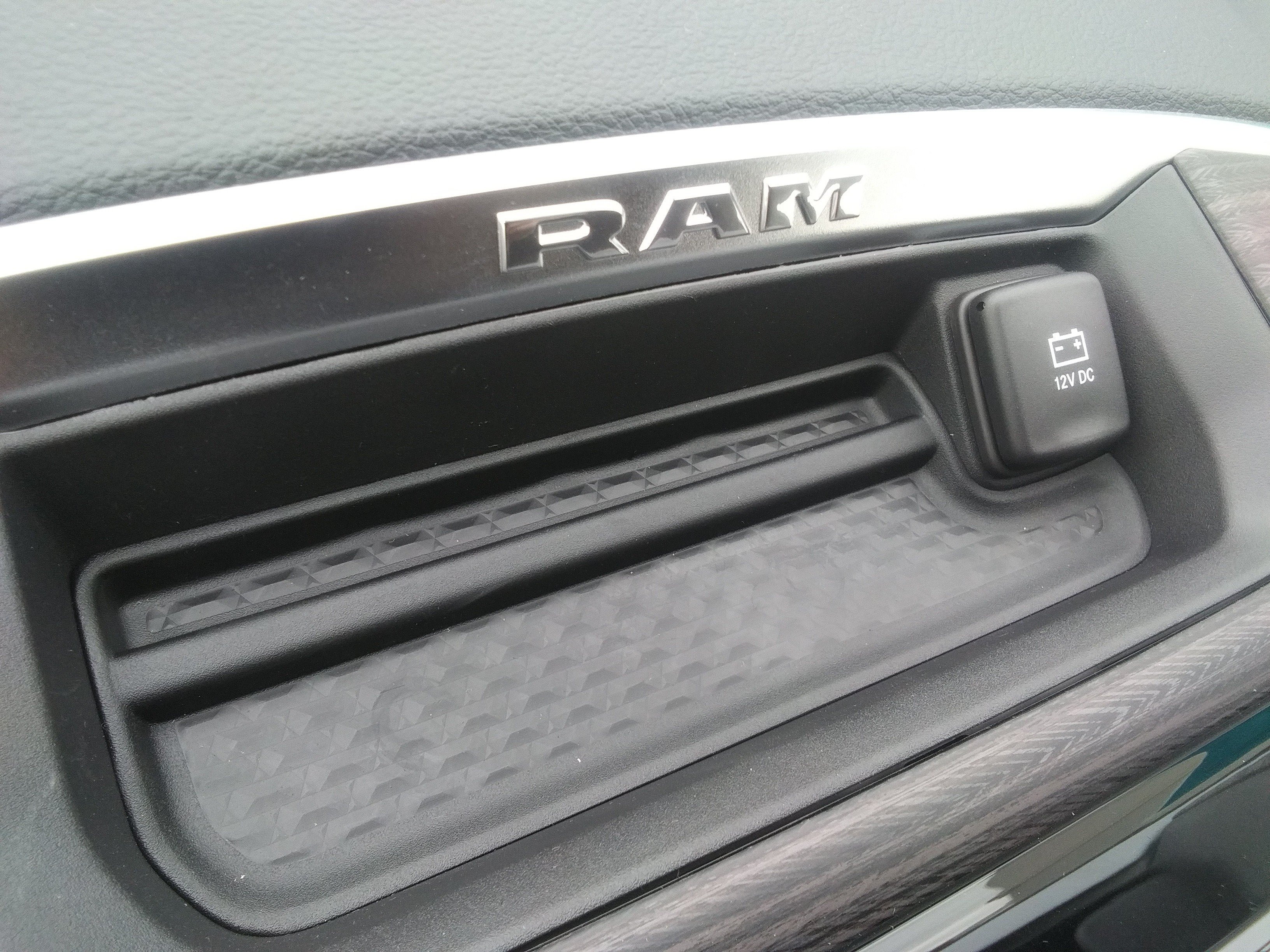 New 2026 Diamond Black Crystal Pearl-Coat Exterior Paint RAM Laramie image 24