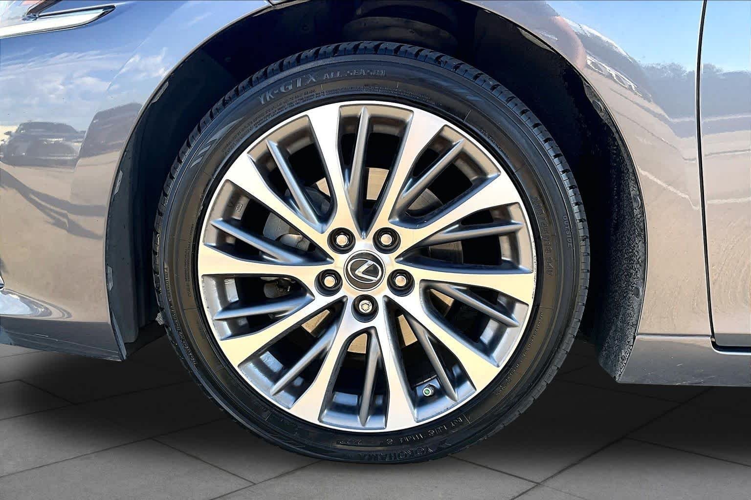 Used 2019 Nebula Gray Pearl Lexus Luxury image 11