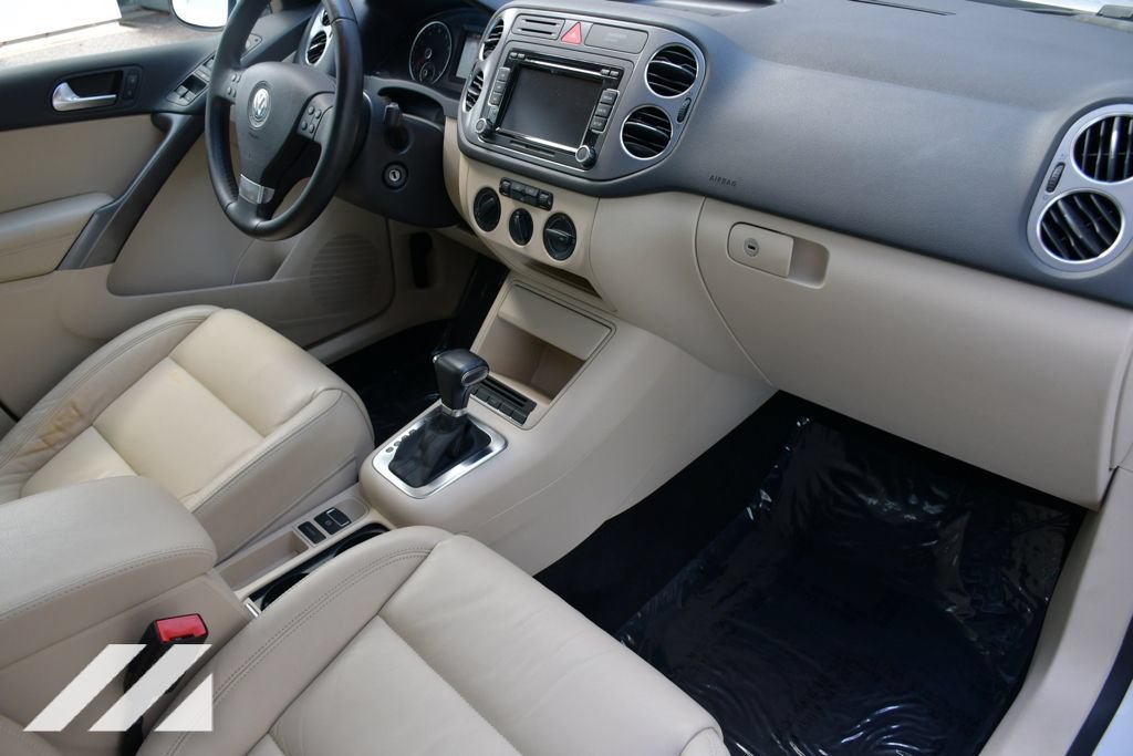 Used 2010  Volkswagen SE image 28