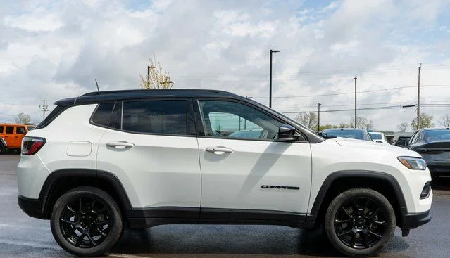 Used 2023 White Jeep Latitude image 5