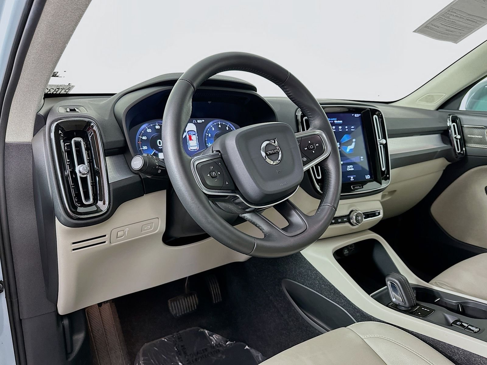 Used 2019 Amazon Blue Volvo Momentum image 8