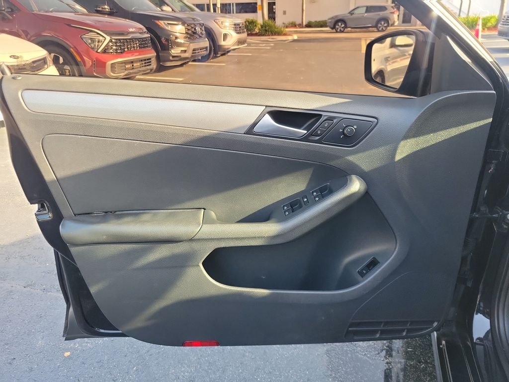 Used 2018  Volkswagen 1.4T S image 10