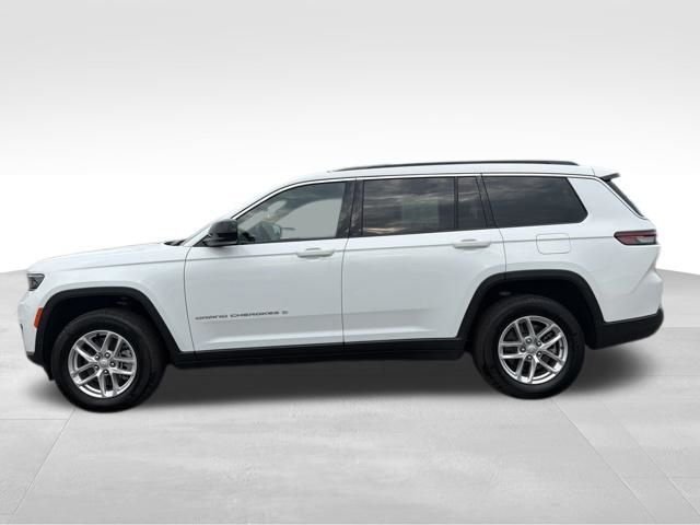 Used 2025 White Jeep Laredo image 9