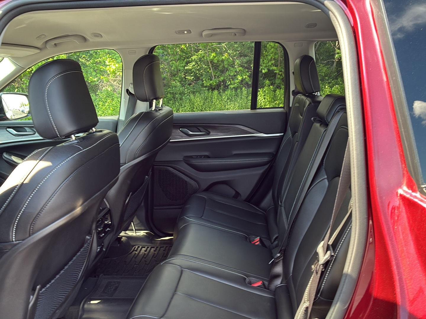 Used 2023  Jeep  image 9