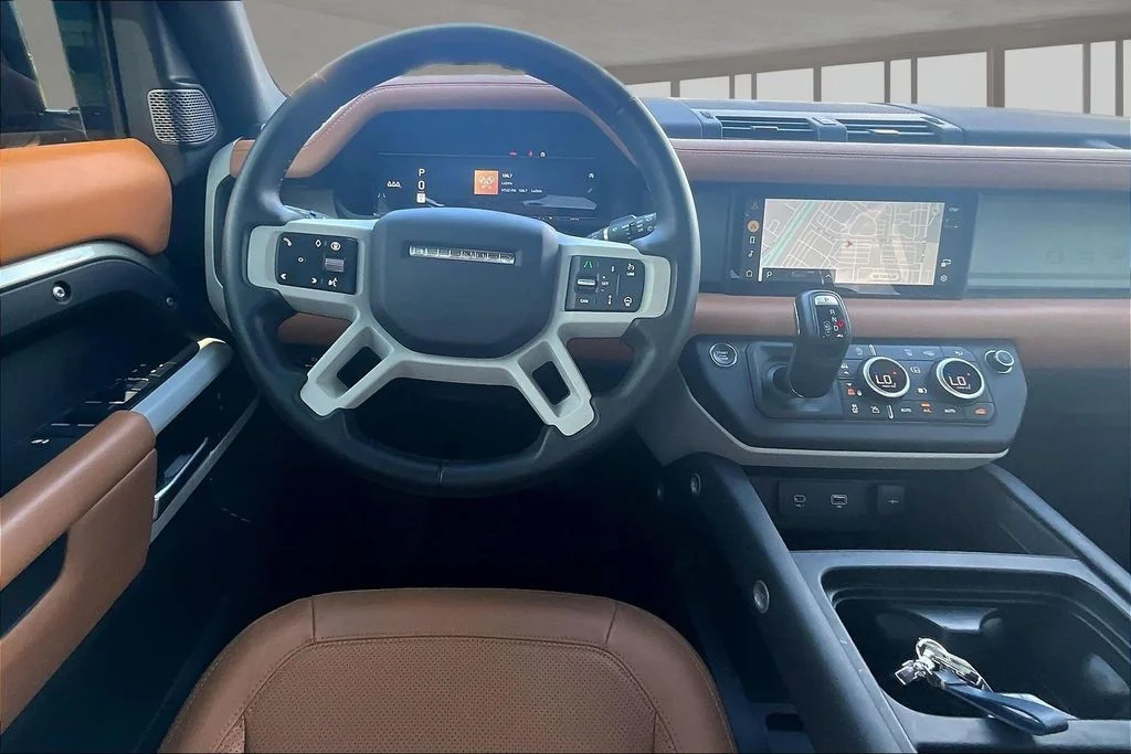 Used 2024 Green Land Rover S image 5
