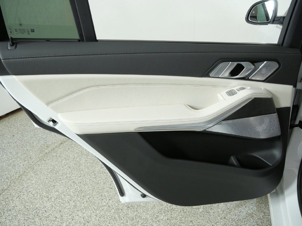 Used 2027 Mineral White Metallic BMW xDrive40i image 35