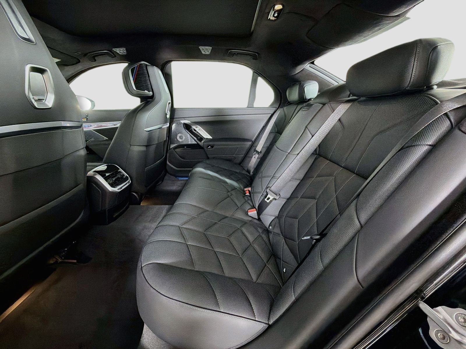 New 2026 Black Sapphire Metallic BMW 750e xDrive image 26