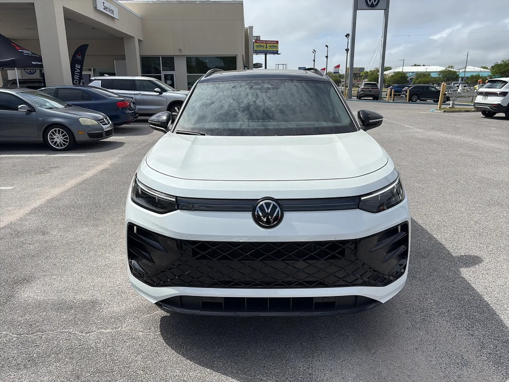 New 2026 Opal White w/ Deep Black Roof Volkswagen SE R-Line Black FWD image 2