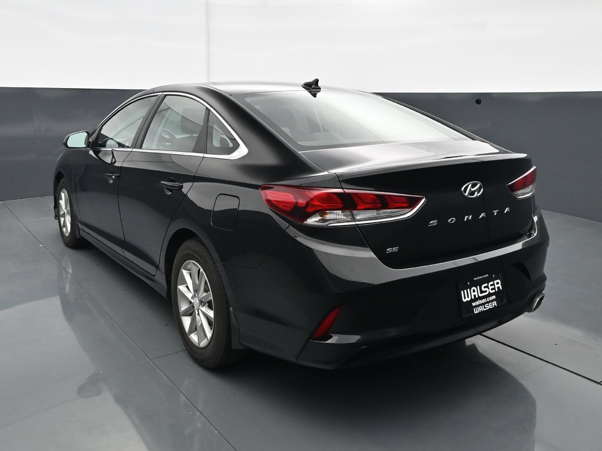 Used 2019 Phantom Black Hyundai SE 2.4L image 4