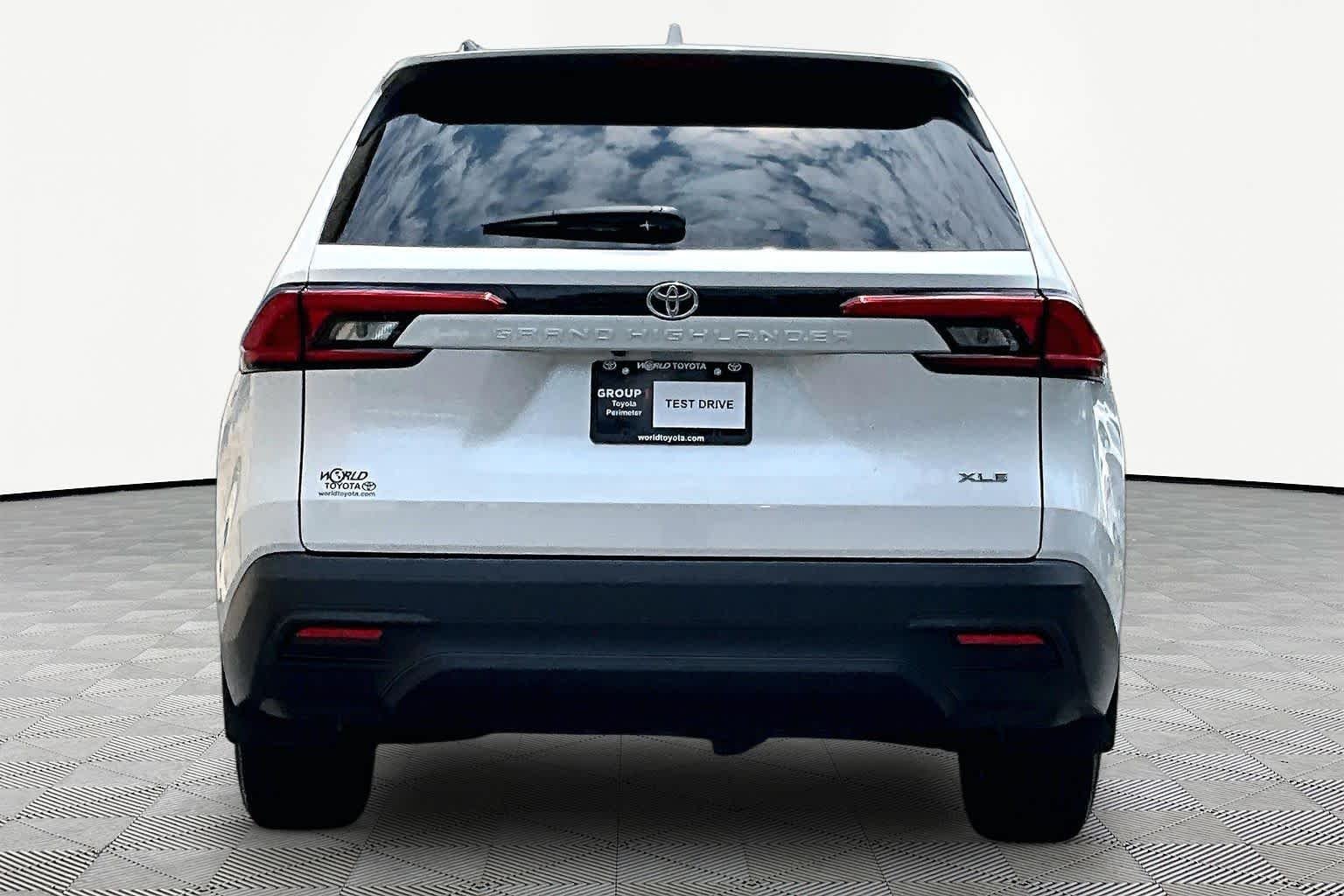 Used 2024 Wind Chill Pearl Toyota XLE image 5