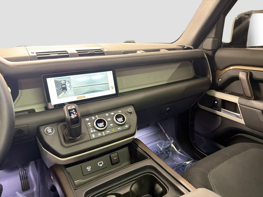 Used 2024  Land Rover X-Dynamic SE image 25