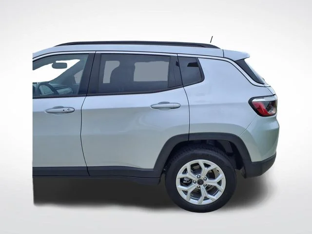 Used 2025 Silver Jeep Latitude image 19