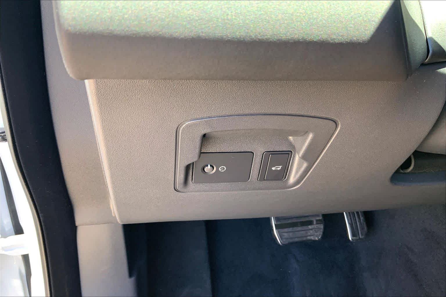 New 2026 Fuji White Land Rover Dynamic SE image 18