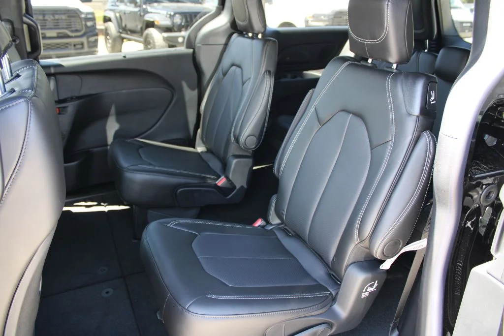 New 2027 Diamond Black Crystal Pearl-Coat Paint Chrysler Select image 18