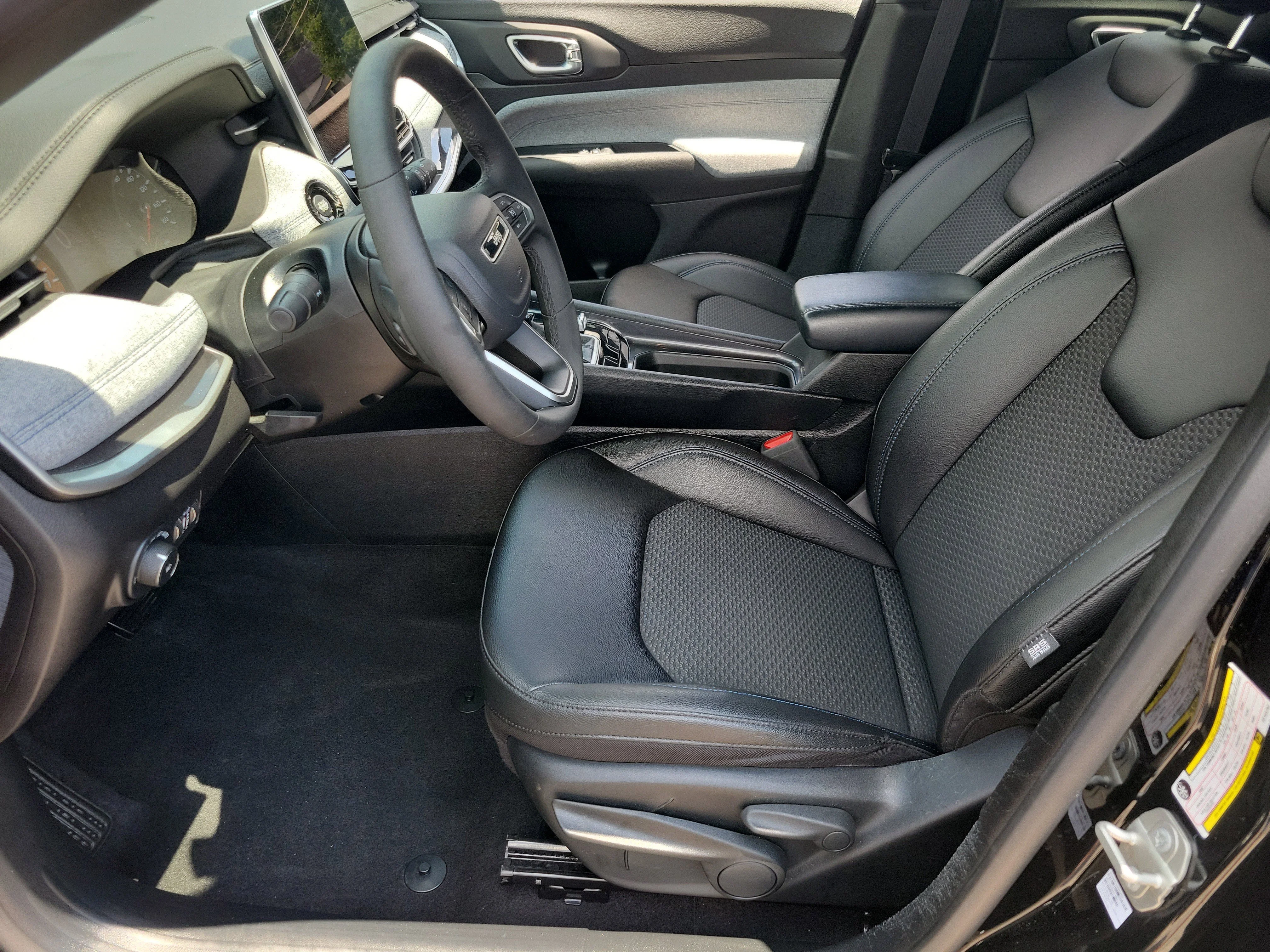 Used 2024 Diamond Black Crystal Pearlcoat Jeep Latitude image 5
