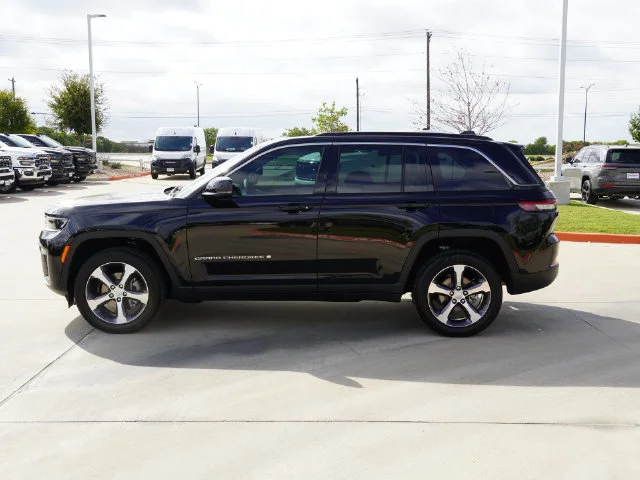 New 2026 Diamond Black Crystal Pearl-Coat Exterior Paint Jeep Limited image 14