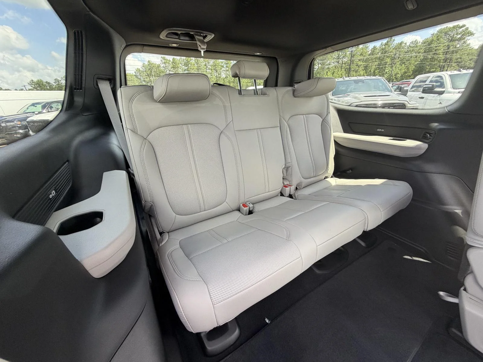 New 2026 Bright White Clear-Coat Exterior Paint Jeep 4x2 image 21
