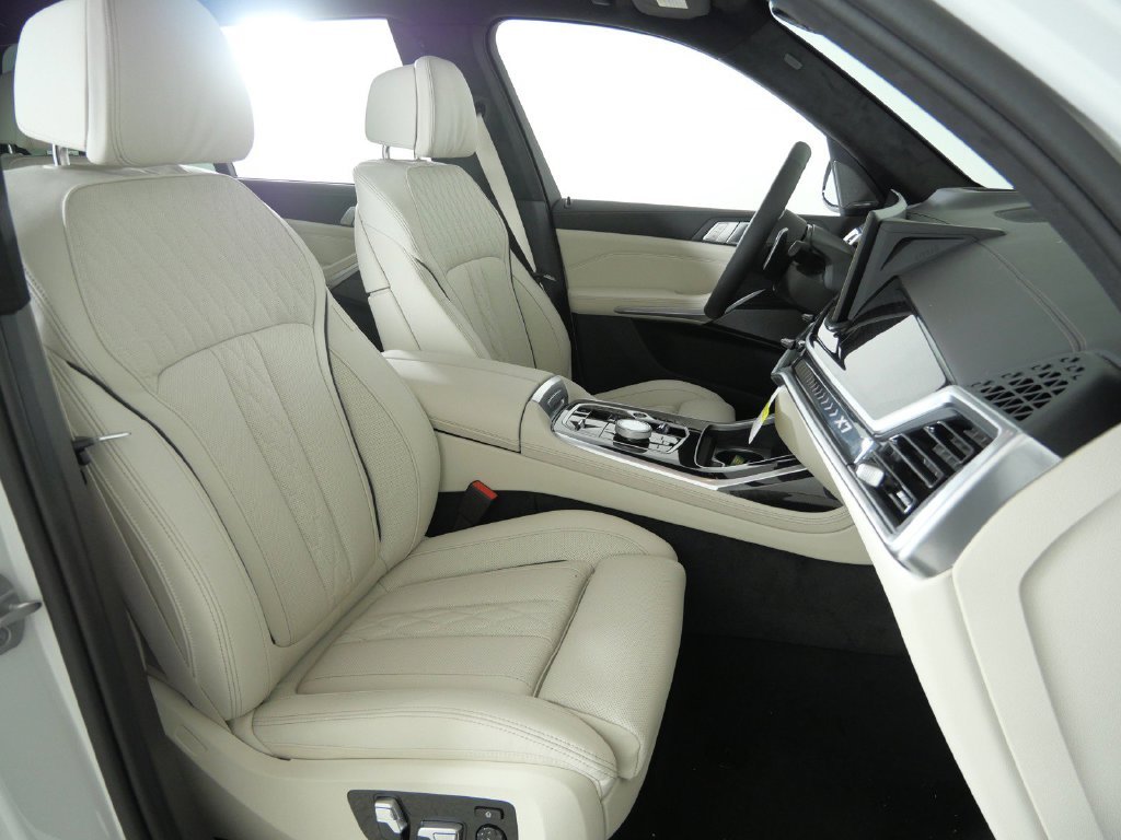 Used 2027 White BMW xDrive40i image 22