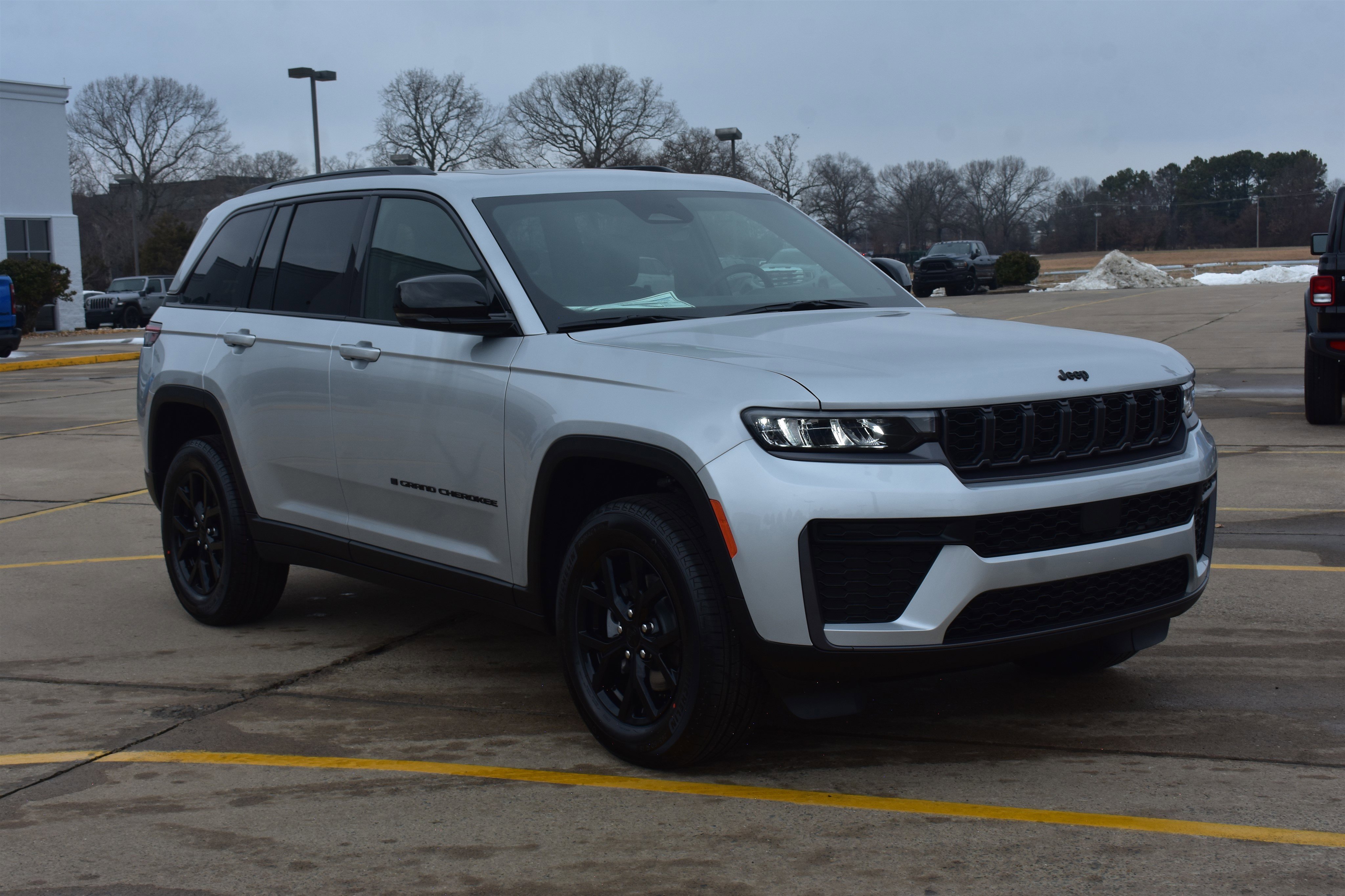 New 2026 Silver Zynith Exterior Paint Jeep Laredo Altitude image 3