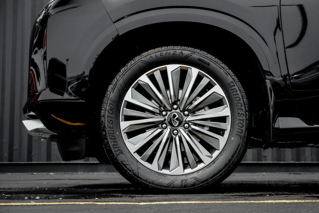 New 2027 BLACK OBSIDIAN INFINITI Luxe 4WD image 4