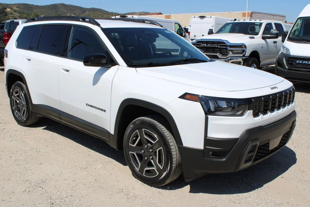 New 2026 Bright White Clear-Coat Exterior Paint Jeep Limited image 3