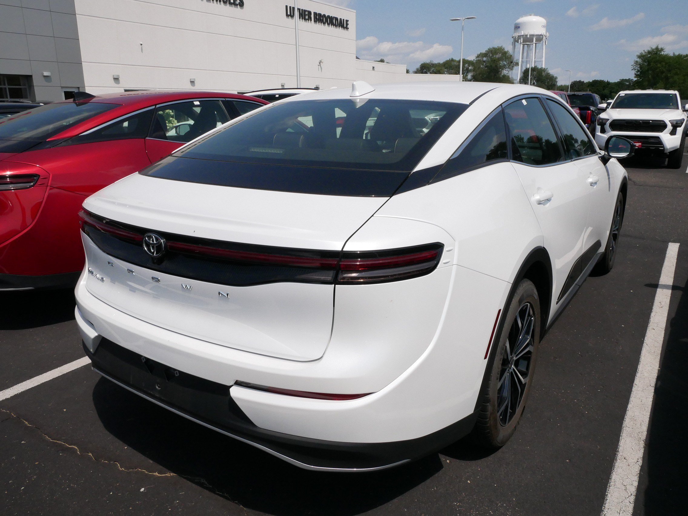 Used 2026 Oxygen White Toyota XLE image 3
