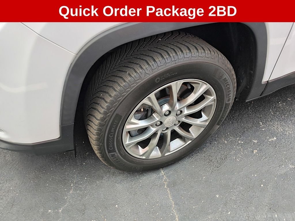 Used 2019 White Jeep Latitude Plus image 2