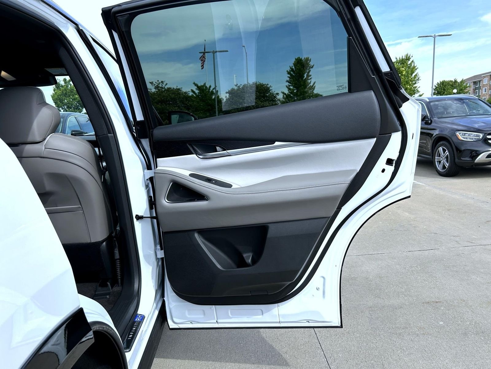 New 2027 2T RAD WHT INFINITI Autograph AWD image 17