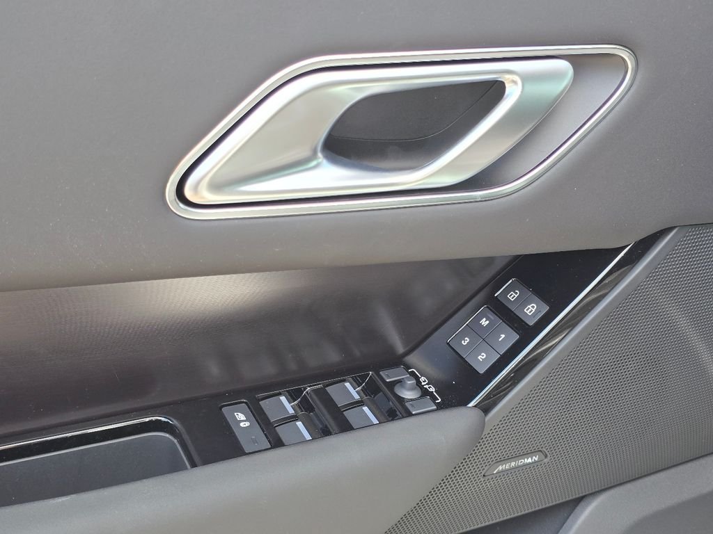 New 2026 Fuji White Land Rover Dynamic se image 40