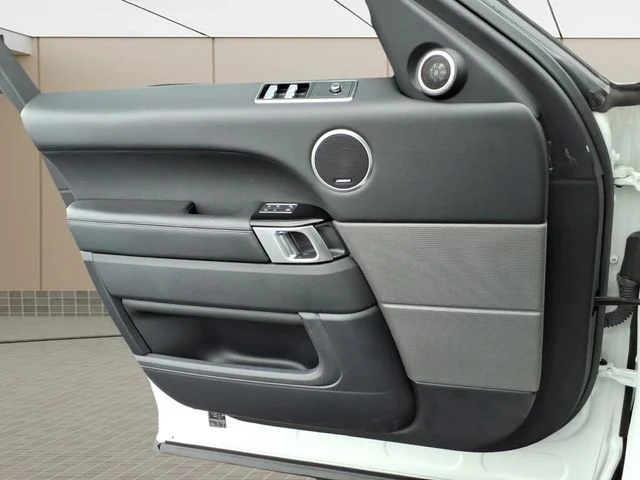 Used 2020 White Land Rover HSE image 23