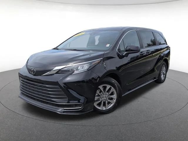 2026 Toyota Sienna LE 8-Passenger Hybrid FWD's photo