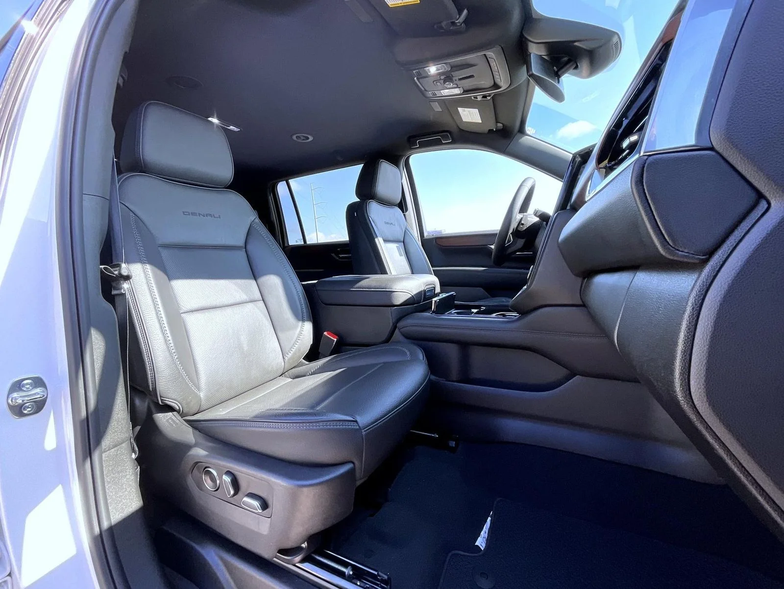 Used 2025 White GMC Denali image 15