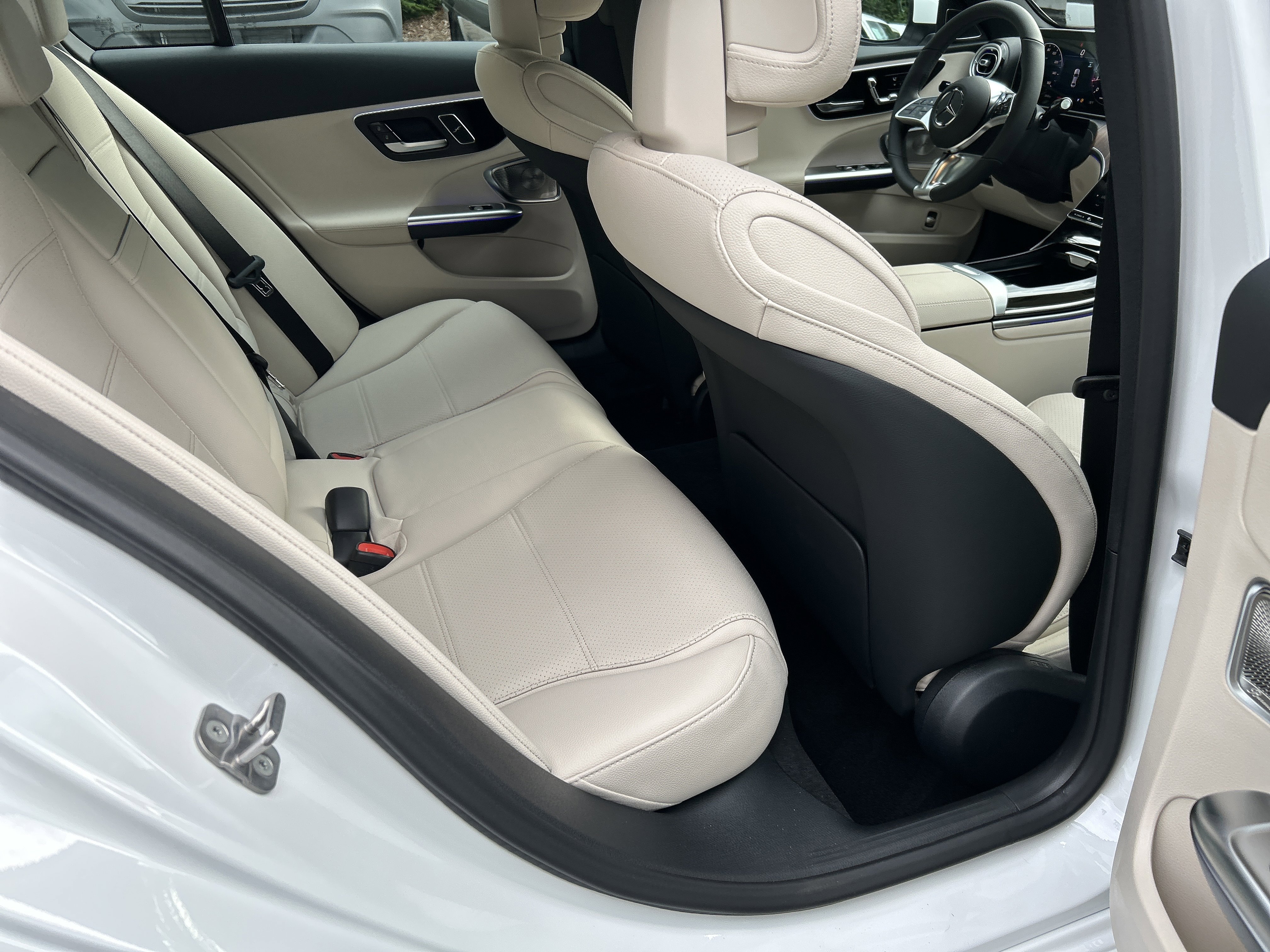 New 2026 MANUFAKTUR Moonlight White Metallic Mercedes-Benz C 300 4MATIC® Sedan image 39