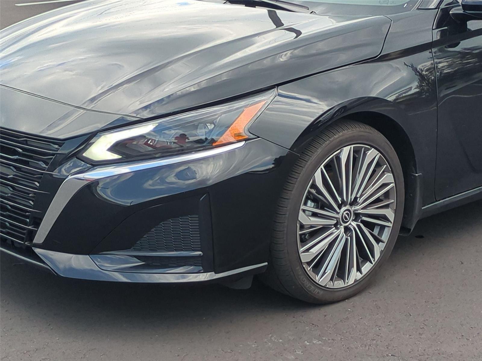 Used 2025 Super Black Nissan SL image 9