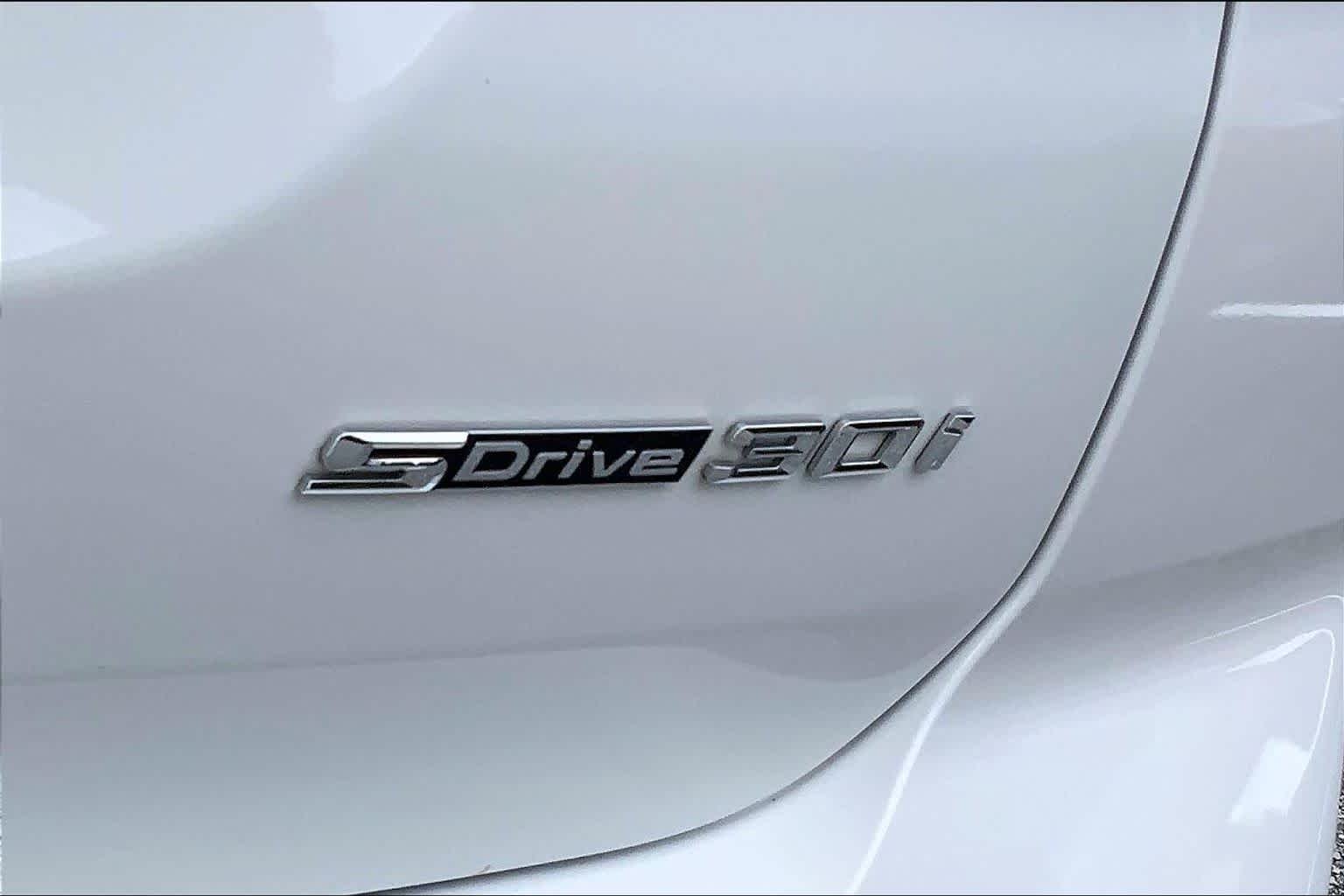 Used 2024 Alpine White BMW sDrive30i image 10