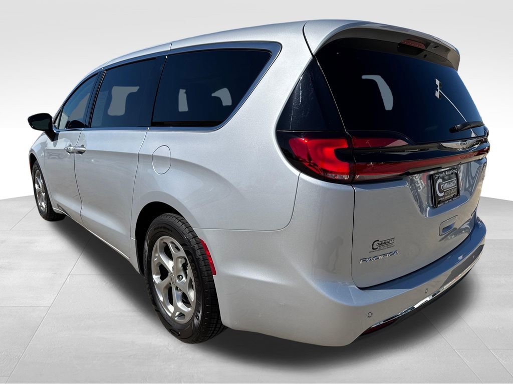 Used 2024 Silver Chrysler Limited image 3