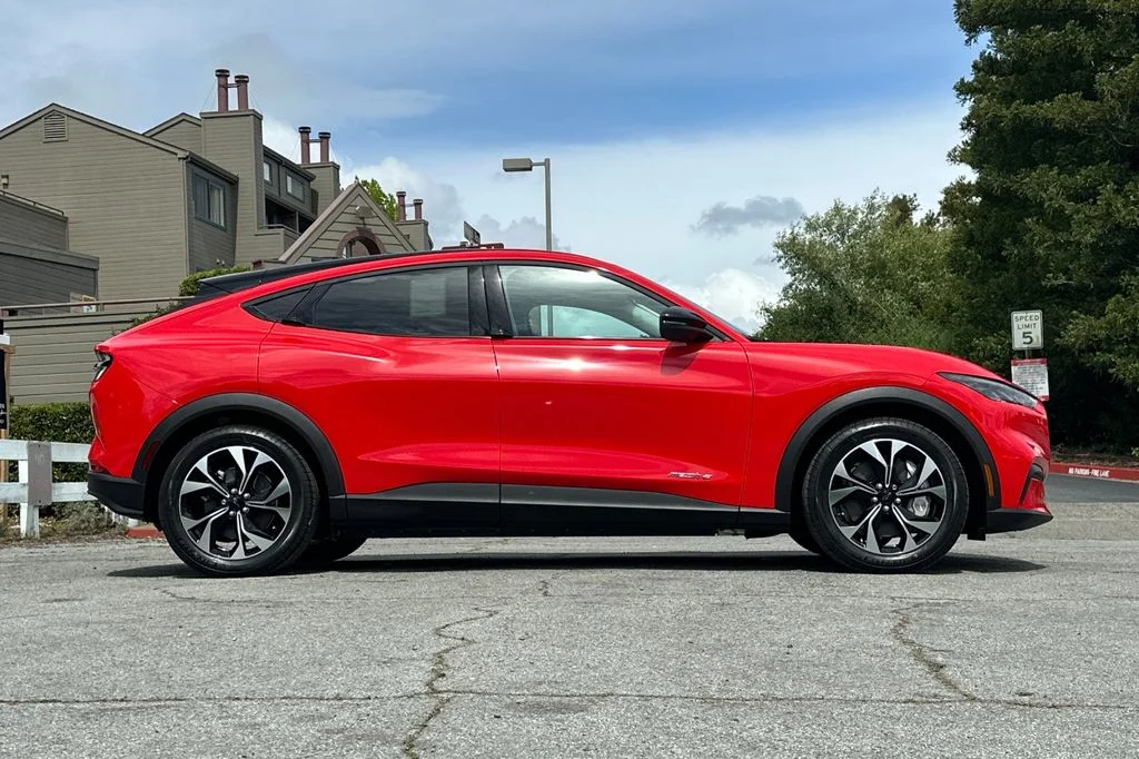 New 2026 Race Red Ford Select image 3