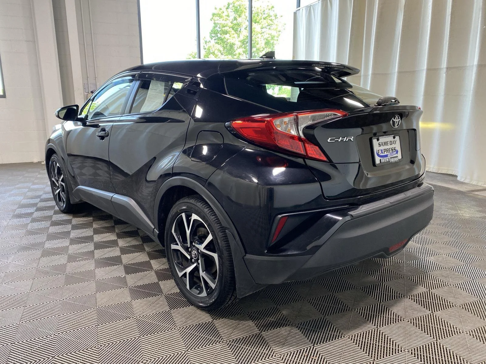 Used 2018 Black Sand Pearl Toyota XLE Premium image 9