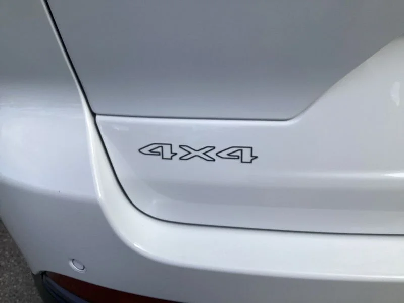 New 2026 Bright White Clear-Coat Exterior Paint Jeep  image 14