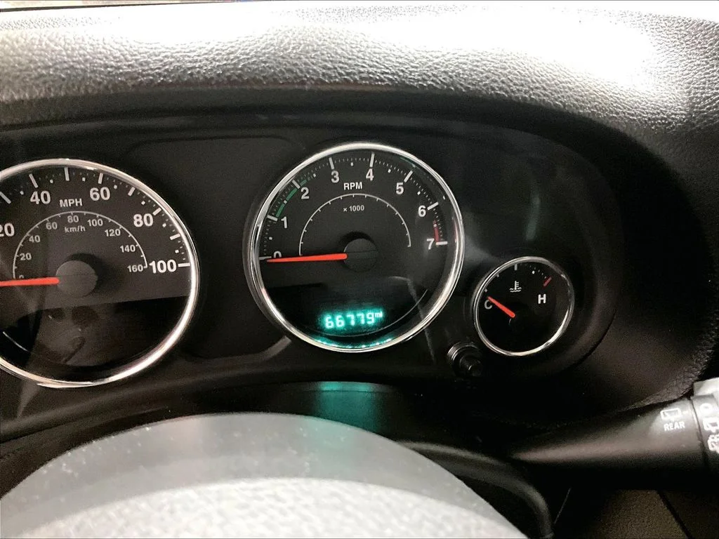 Used 2015 Silver Jeep Unlimited Sport image 19