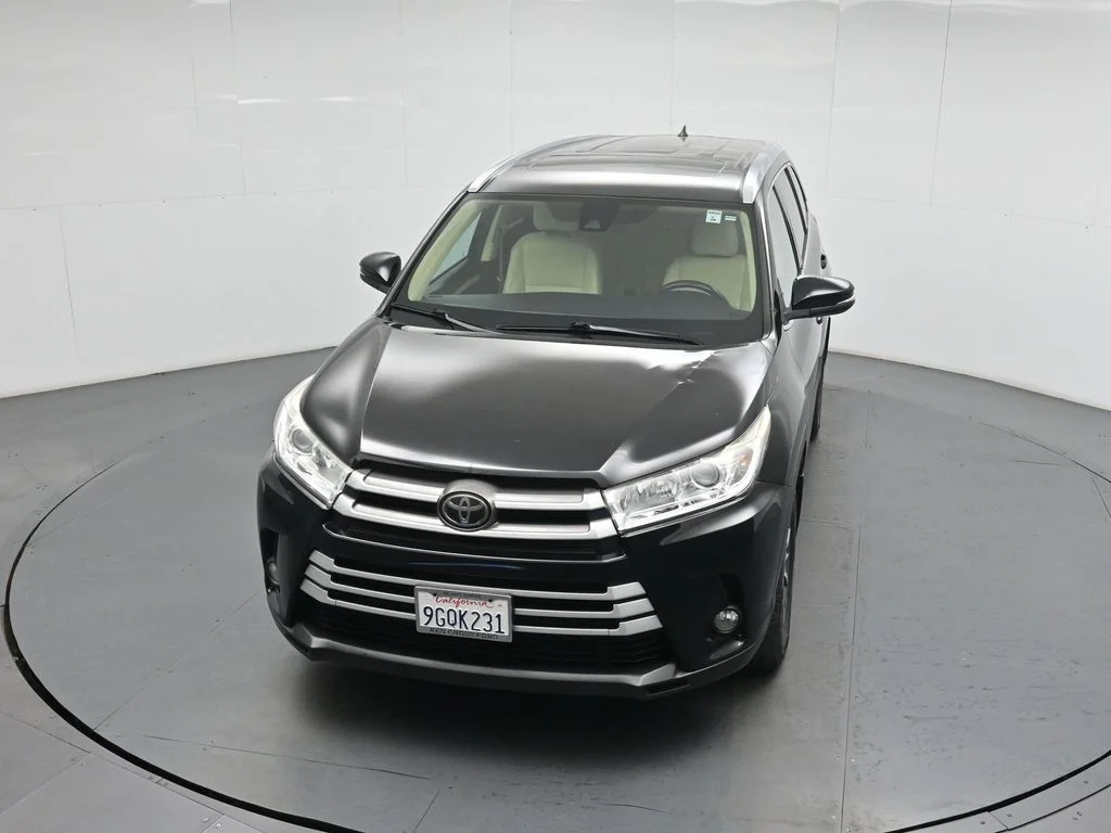Used 2018 Black Toyota XLE image 39