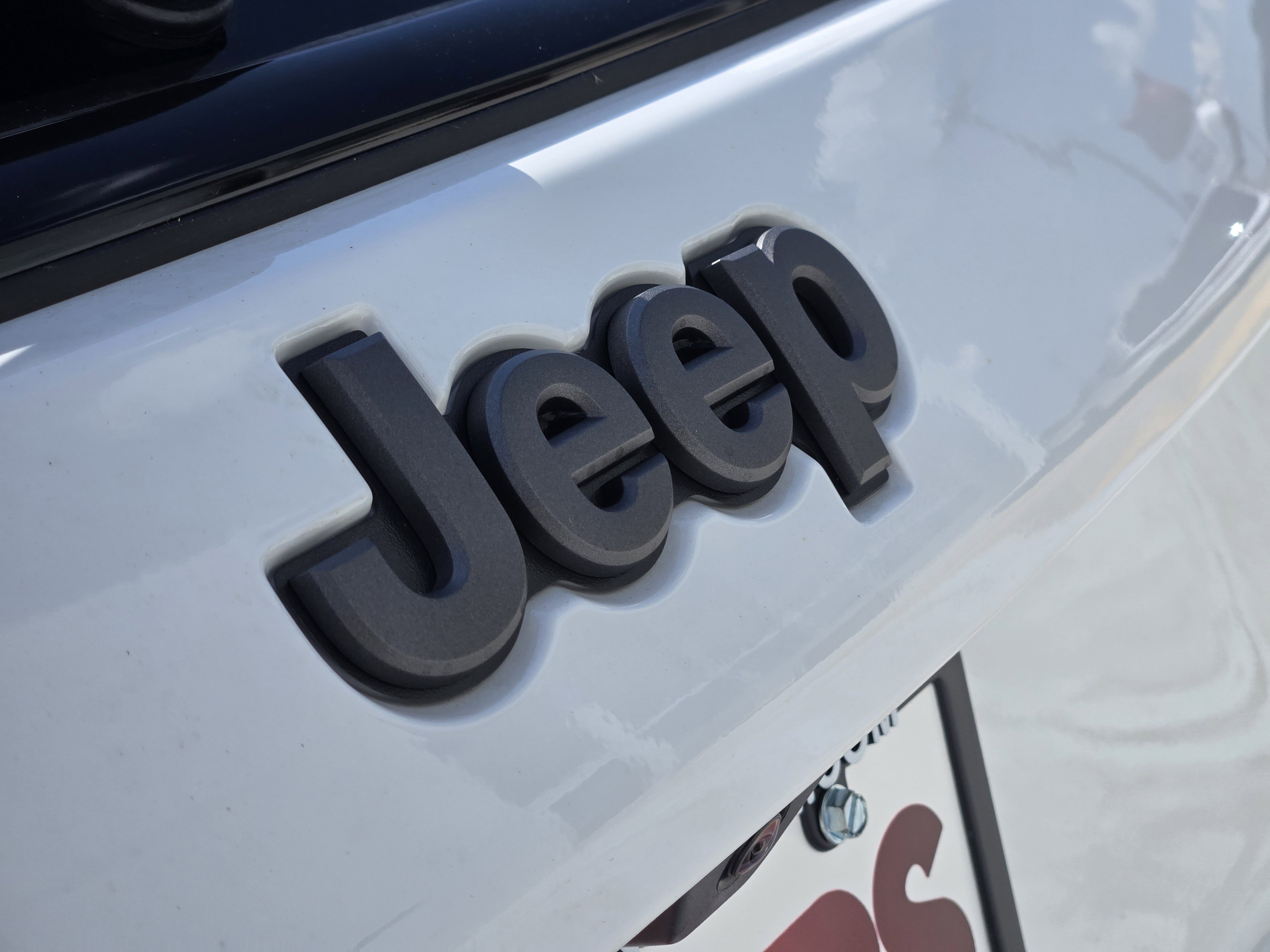 New 2026 Bright White Clear-Coat Exterior Paint Jeep Latitude Altitude image 7
