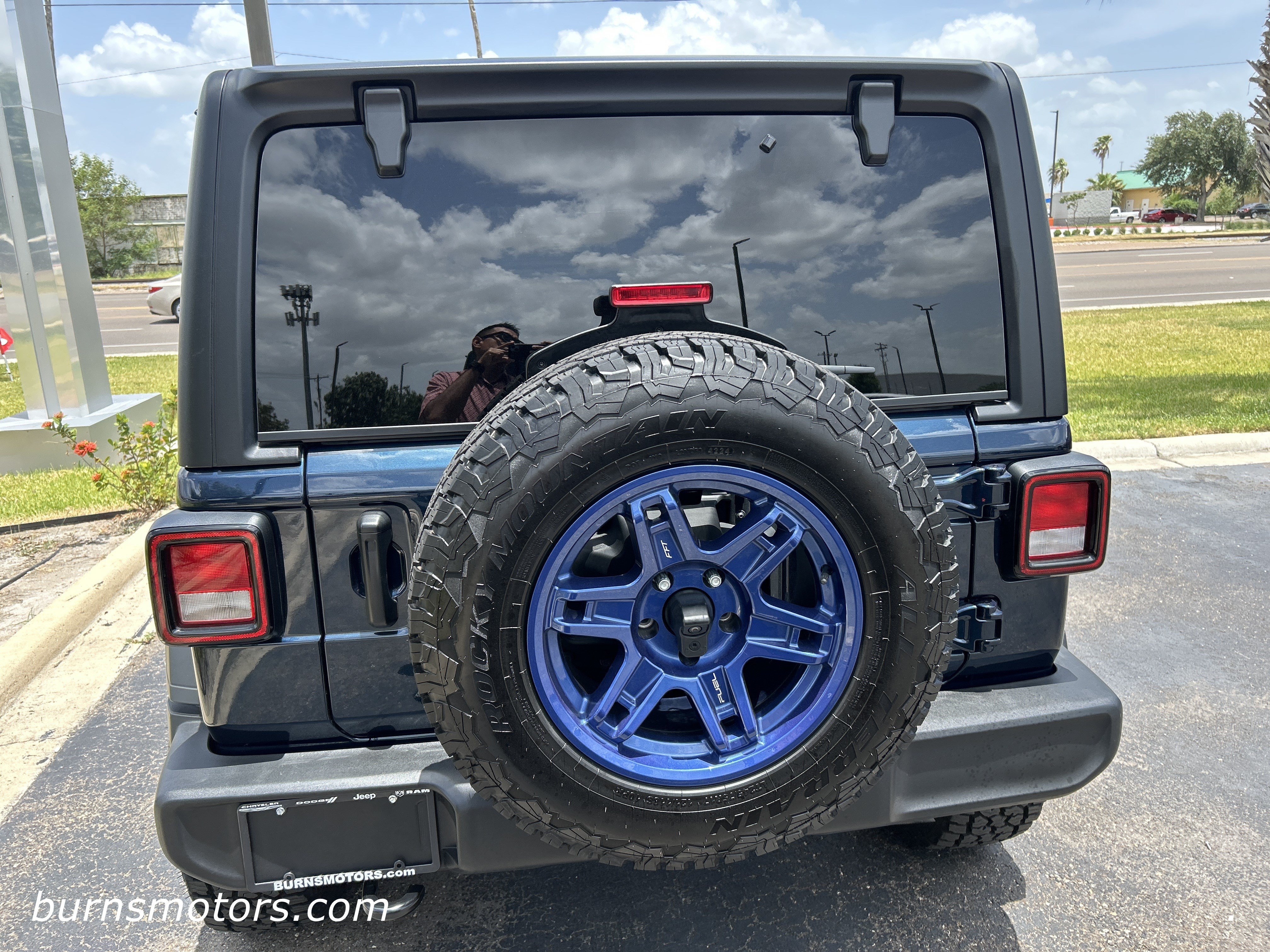 Used 2025 Fathom Blue Jeep Sport S image 6