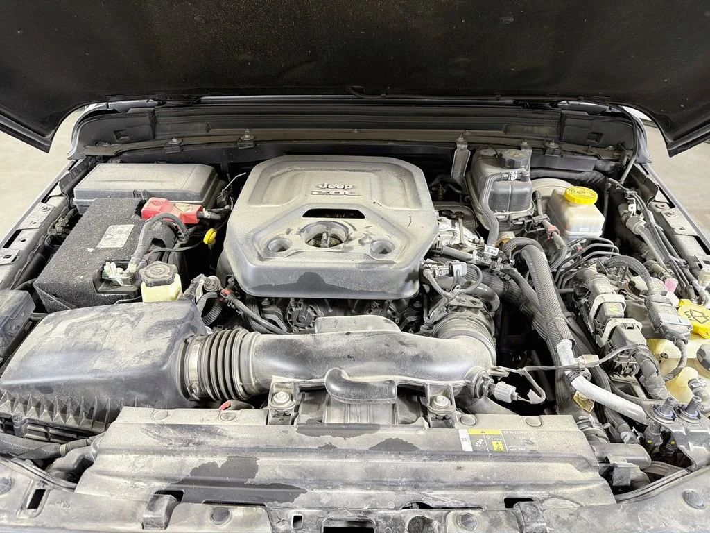 Used 2019 Granite Crystal Jeep Sahara image 26