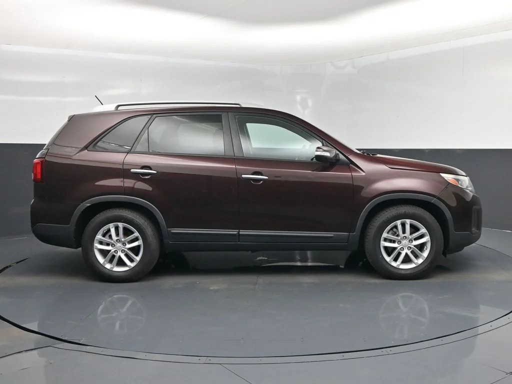 Used 2015 Red Kia LX image 2