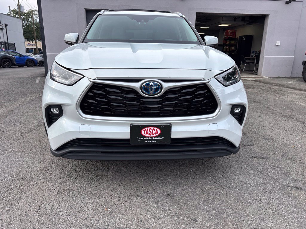 Used 2022 Beige Toyota Bronze Edition image 9